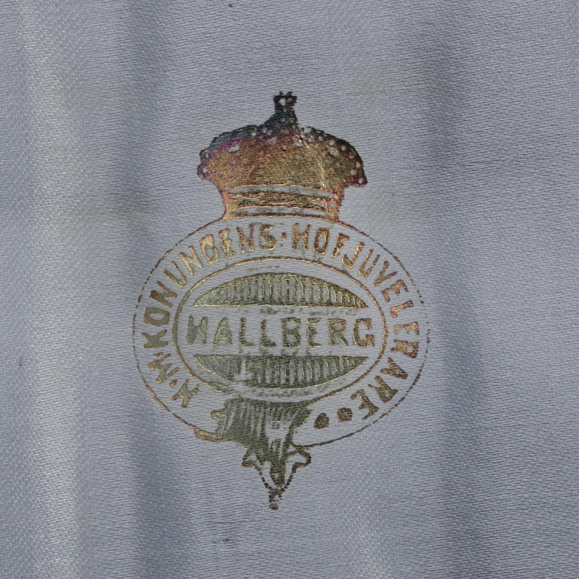 FISKBESTICK, 24 delar nysilver och pärlemor, i schatull, 1900-talets början.