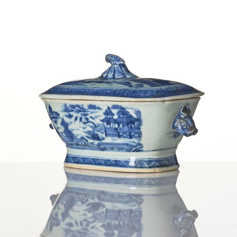 A Chinese blue and white porcelain service, 16 pieces, Qing dynasty, Qianlong (1736-95).