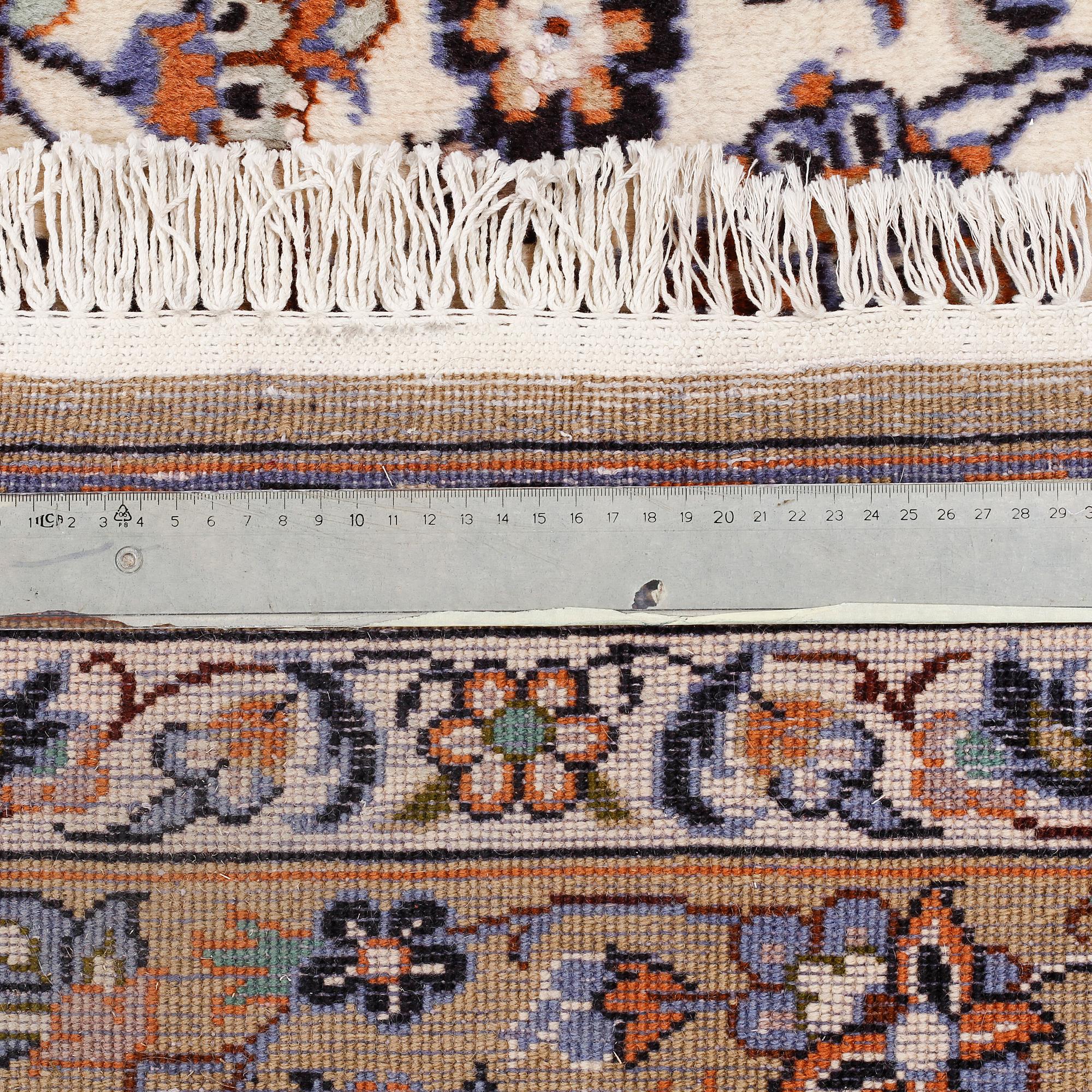 A NAJAFABAD RUG, ca 392 x 292 cm.