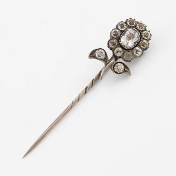 Pastenål, brosch silver med paste.