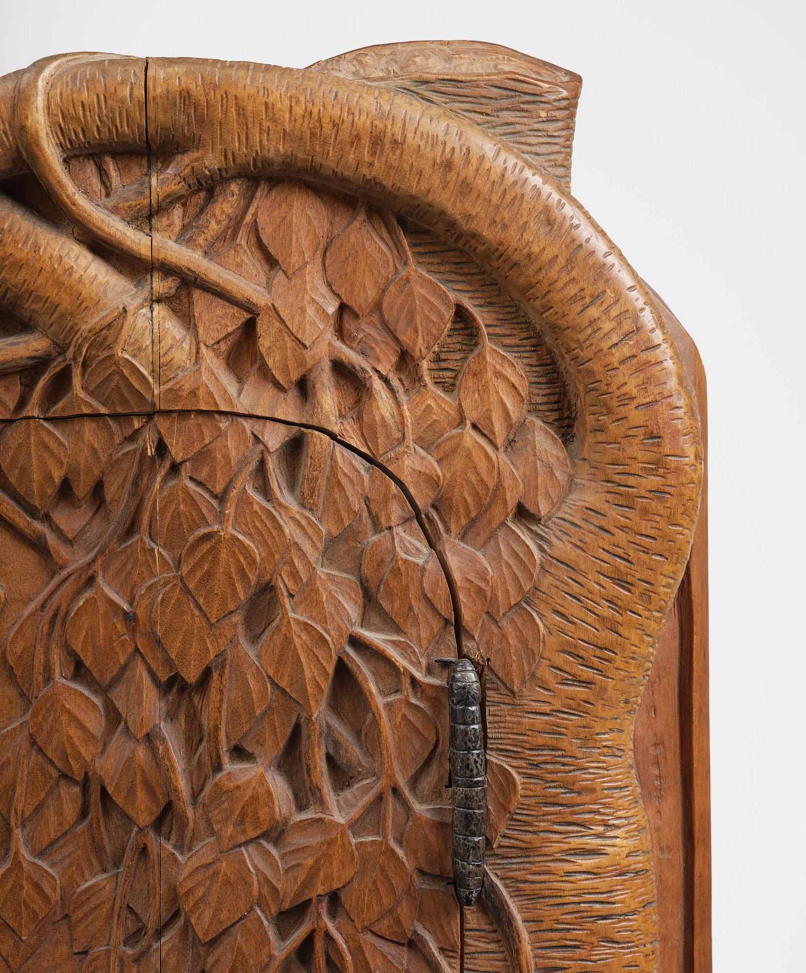 Jugend, hörnskåp, skulpterad björk, Sverige, tidigt 1900-tal.