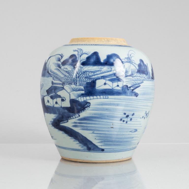 A Chinese porcelain vase, Qing Dynasty, 19th Century.