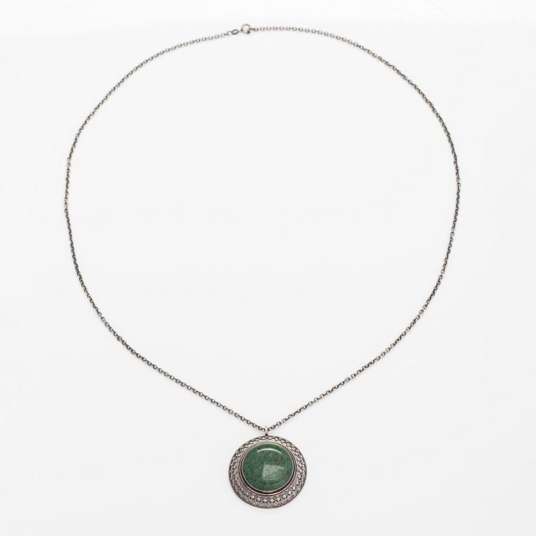 Halsband, modell 1621, sterlingsilver, epidot. Kalevala koru, Helsingfors 1994.