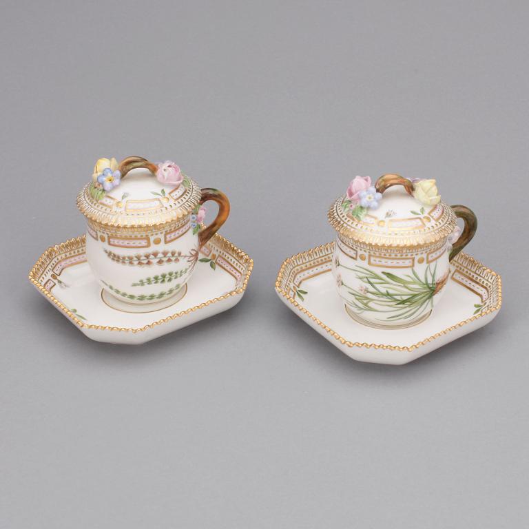 CREMEKOPPAR MED FAT, ett par, porslin, "Flora Danica", Royal Copenhagen.