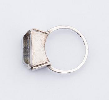 RING, sterlingsilver med bergkristall. Wiwen Nilsson, Lund. Vikt ca 8 g.
