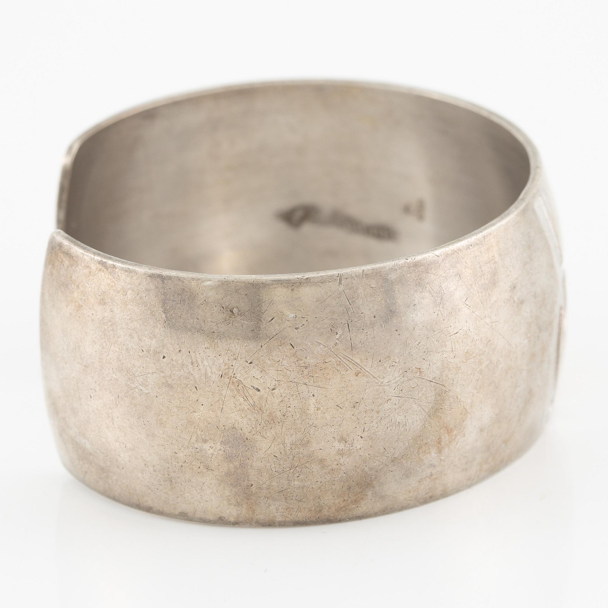 Yves Saint Laurent, armring och hänge, silver.