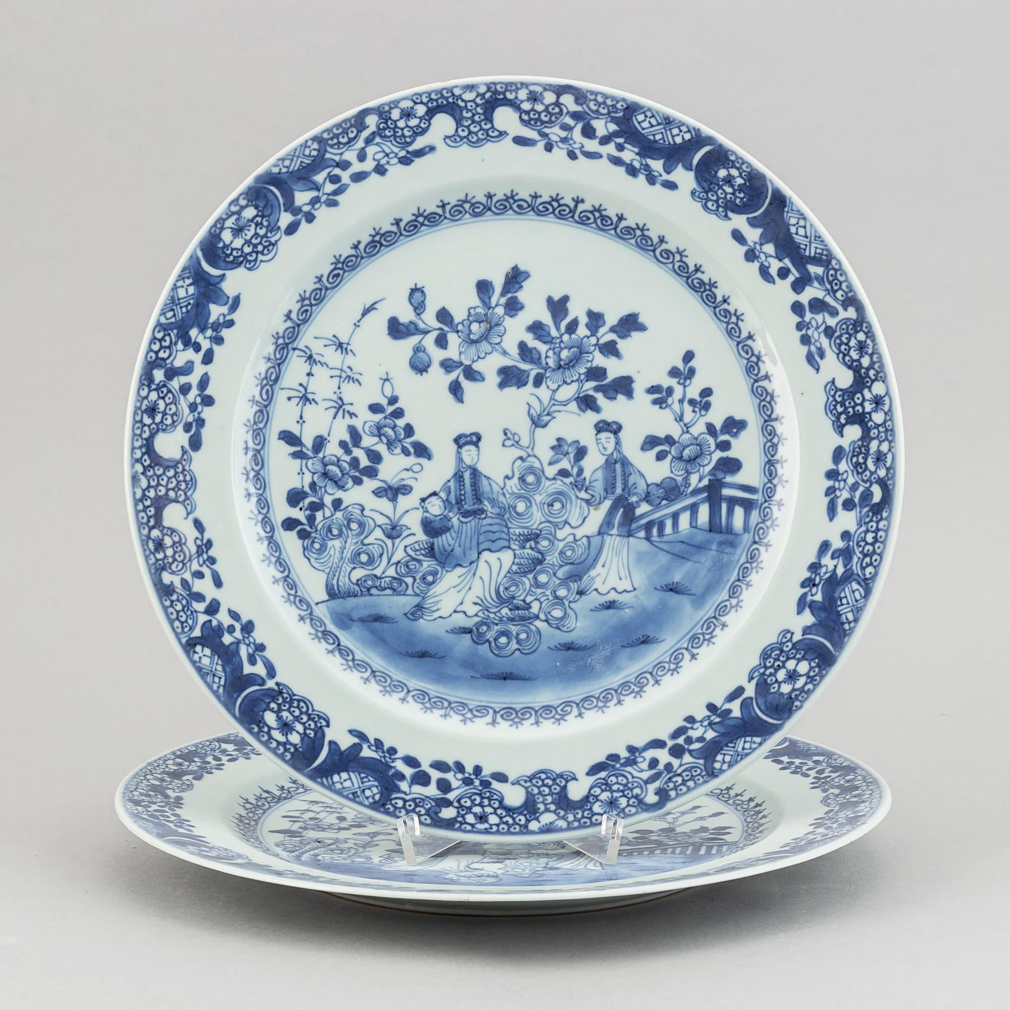 A pair of blue and white serving dishes, Qing dynasty, Qianlong (1735-95).