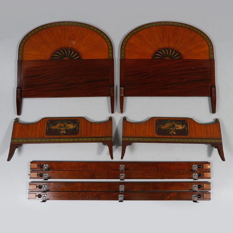 SÄNGAR, ett par, John Widdicomb Furniture Co, Grand Rapids Michigan, USA, 1900-talets första hälft.