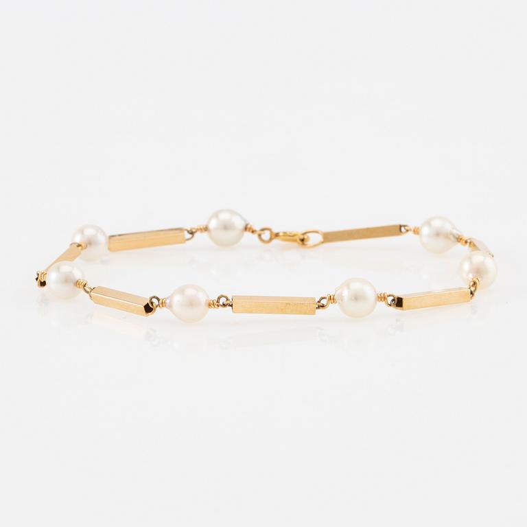 Bracelet 18K gold with cultured pearls.