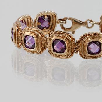ARMBAND, förgyllt sterlingsilver med lila fasettslipade stenar. Vikt 30 gram.