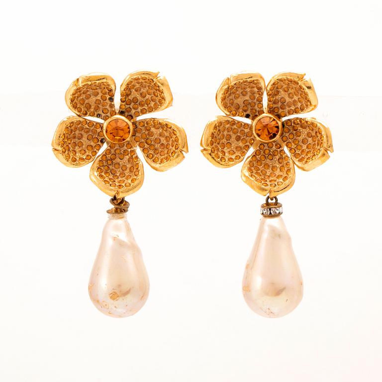 Yves Saint Laurent örhängen ett par.