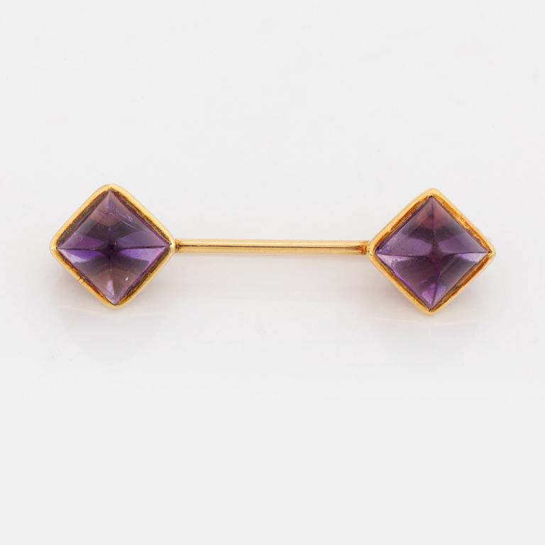 Brooch and earrings with cabochon cut amethysts.