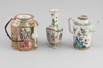 VAS samt KANNOR, 2 st, porslin, Kina, 1800-tal.