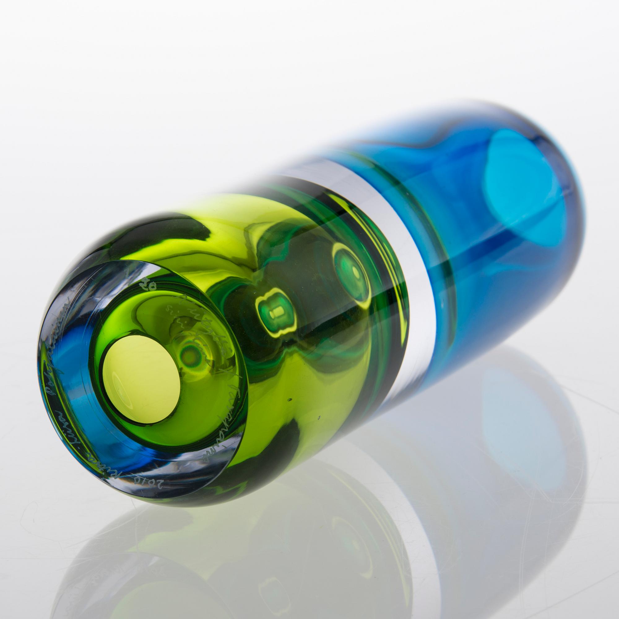 RITVA-LIISA POHJALAINEN, lasiveistos, signeerattu 2010 Ritva-Liisa Pohjalainen 1/20 Niityllä/ Tasapaino sini - lime.