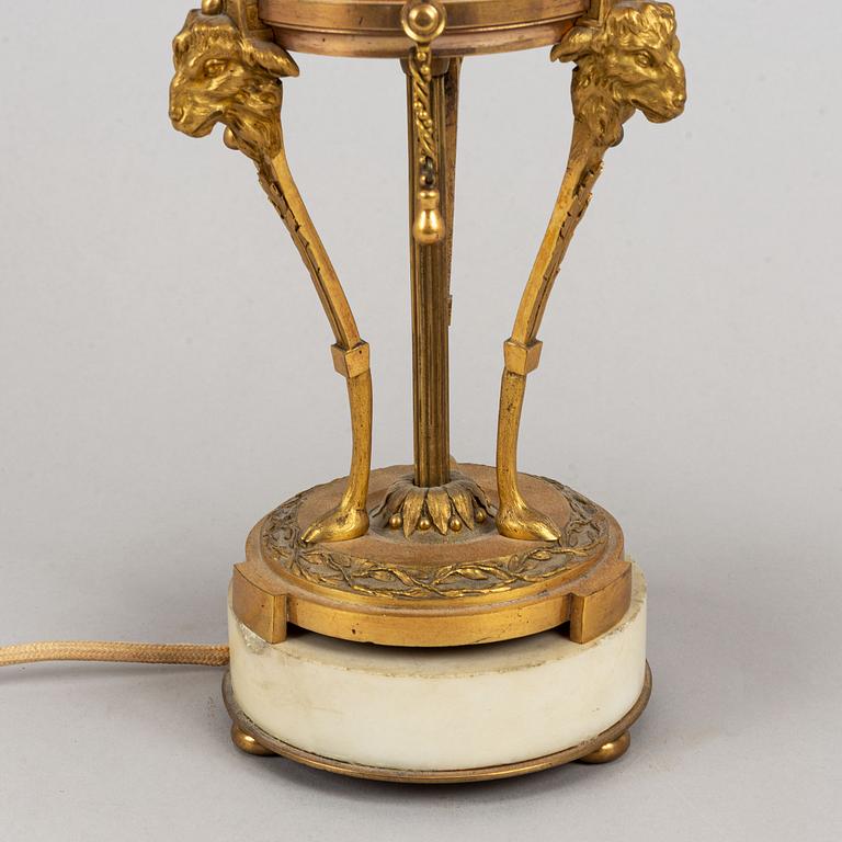 A bronze and marble table lamp, Louis XVI style, first half of the 20th century.