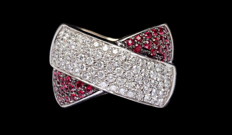 RING, rubiner, 0.80 ct, med briljantslipade diamanter, tot. 1.58 ct.