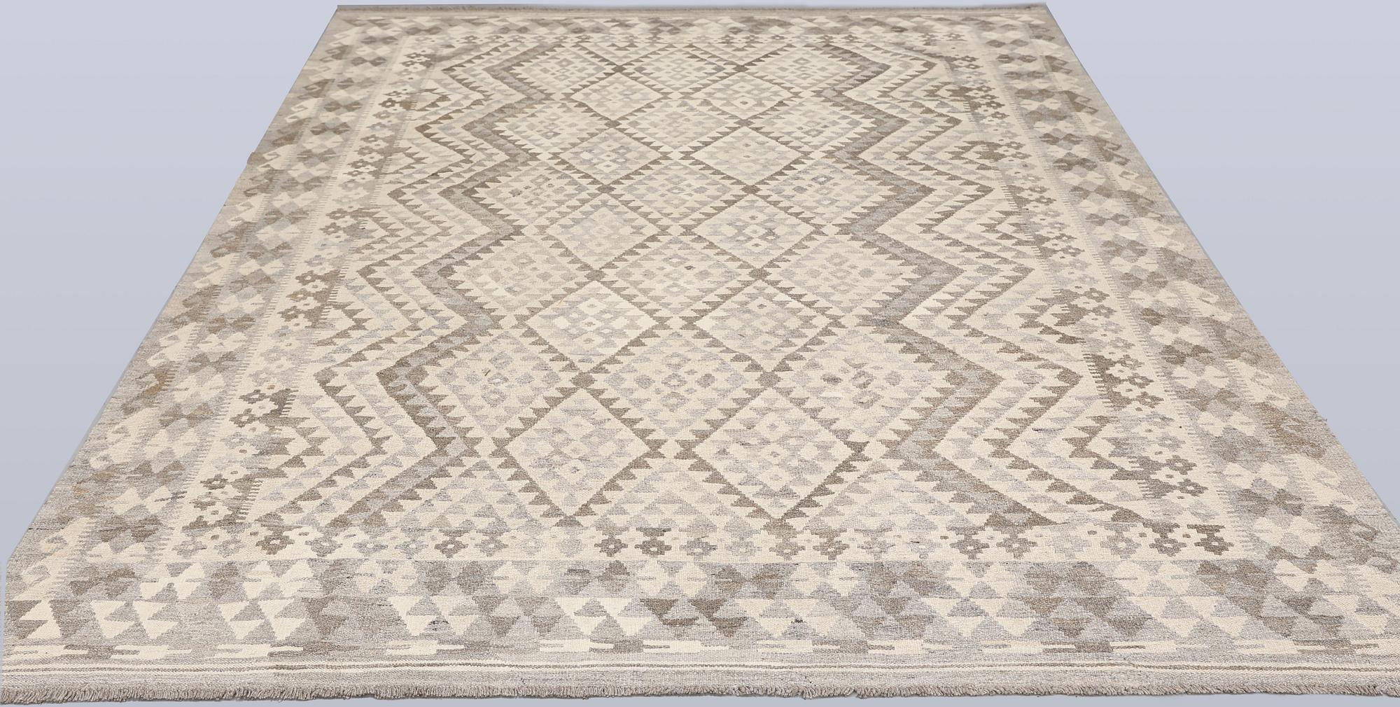 A Kilim rug, approx. 290 x 203 cm.