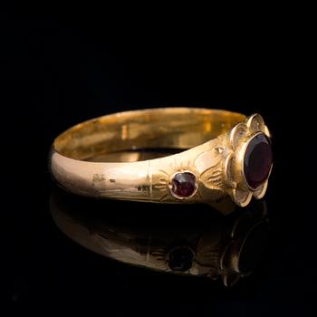 RING, fasettslipade granater, 18K guld. Herman Miettinen, Tavastehus 1886.