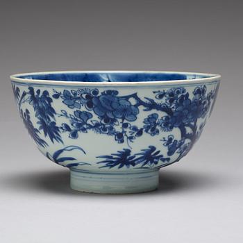 A blue and white Transitional bowl, 17th Century.