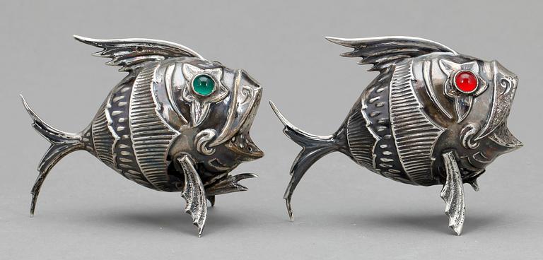 SALT- & PEPPARSTRÖARE, silver, 1900-tal. Total vikt ca 57g.