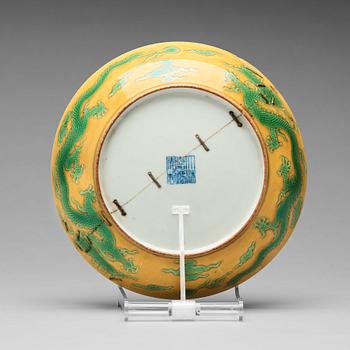 674. A yellow glazed dish with green five clawed dragons, Qing dynasty, Jiaqings seal mark in underglaze blue (1644-1912).