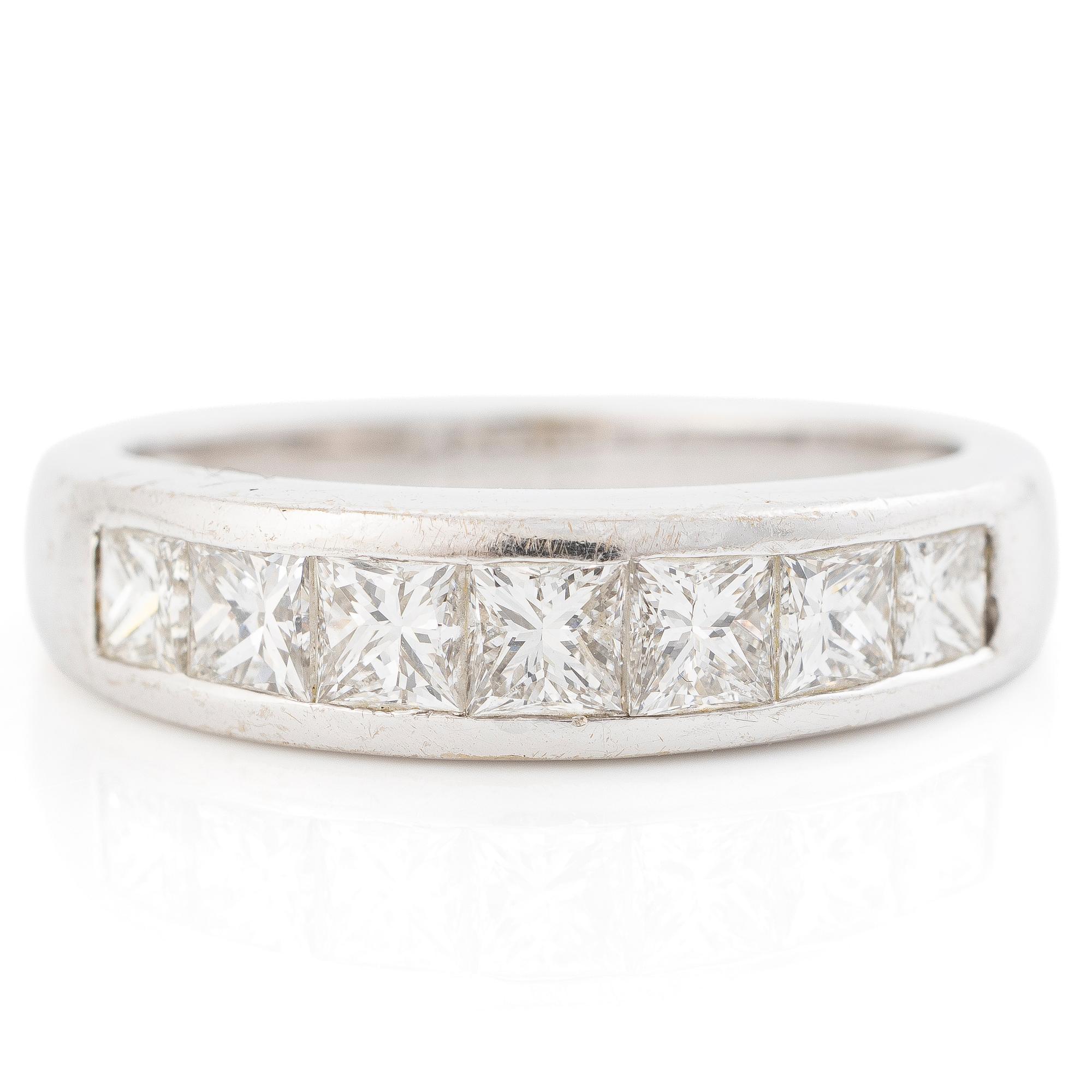 Ring, 18K white gold with princess-cut diamonds.