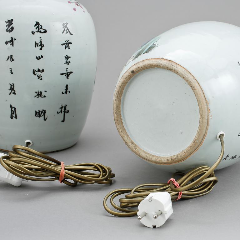 BORDSLAMPOR, 2 st, porslin, Kina, 1900-tal.