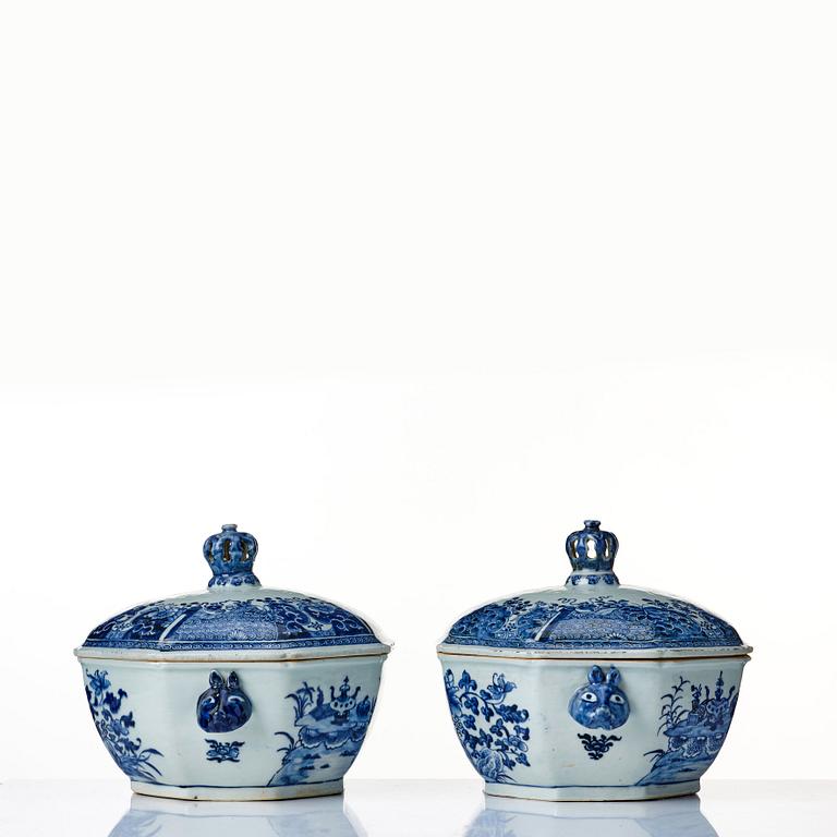 A pair of blue and white tureens, Qing dynasty, Qianlong (1736-95).