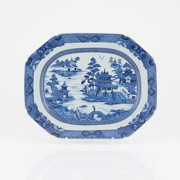 A blue and white Chinese porcelain charger, Qing Dynasty, Qianlong (1736-95).