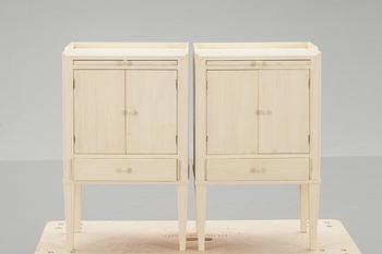 SÄNGBORD, ett par. Gustaviansk stil. 1900-talets andra hälft.