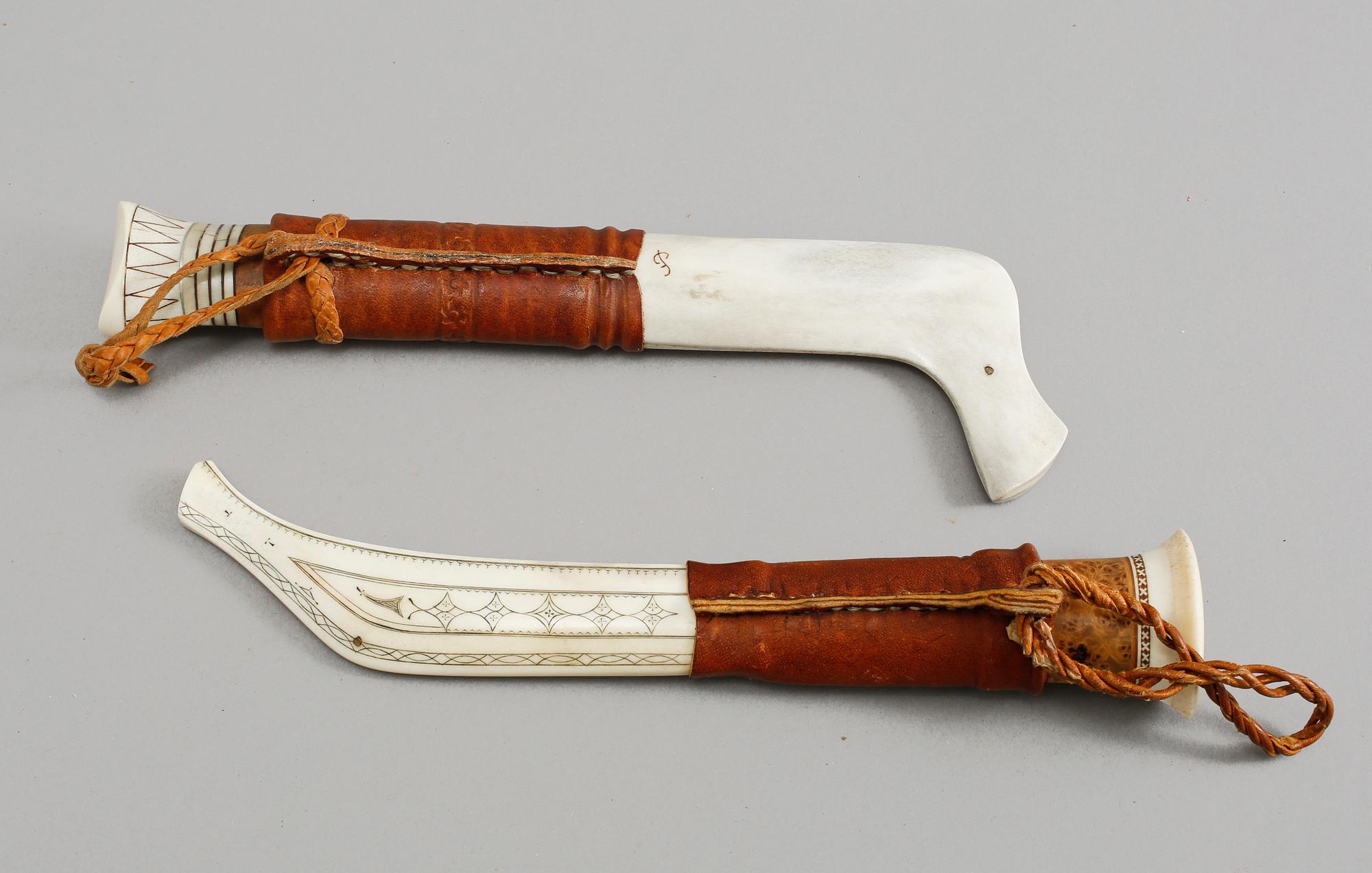 SAMEKNIVAR, 2 st, en monogramsignerad SL eller LS ochdaterad -81, 1900-tal.