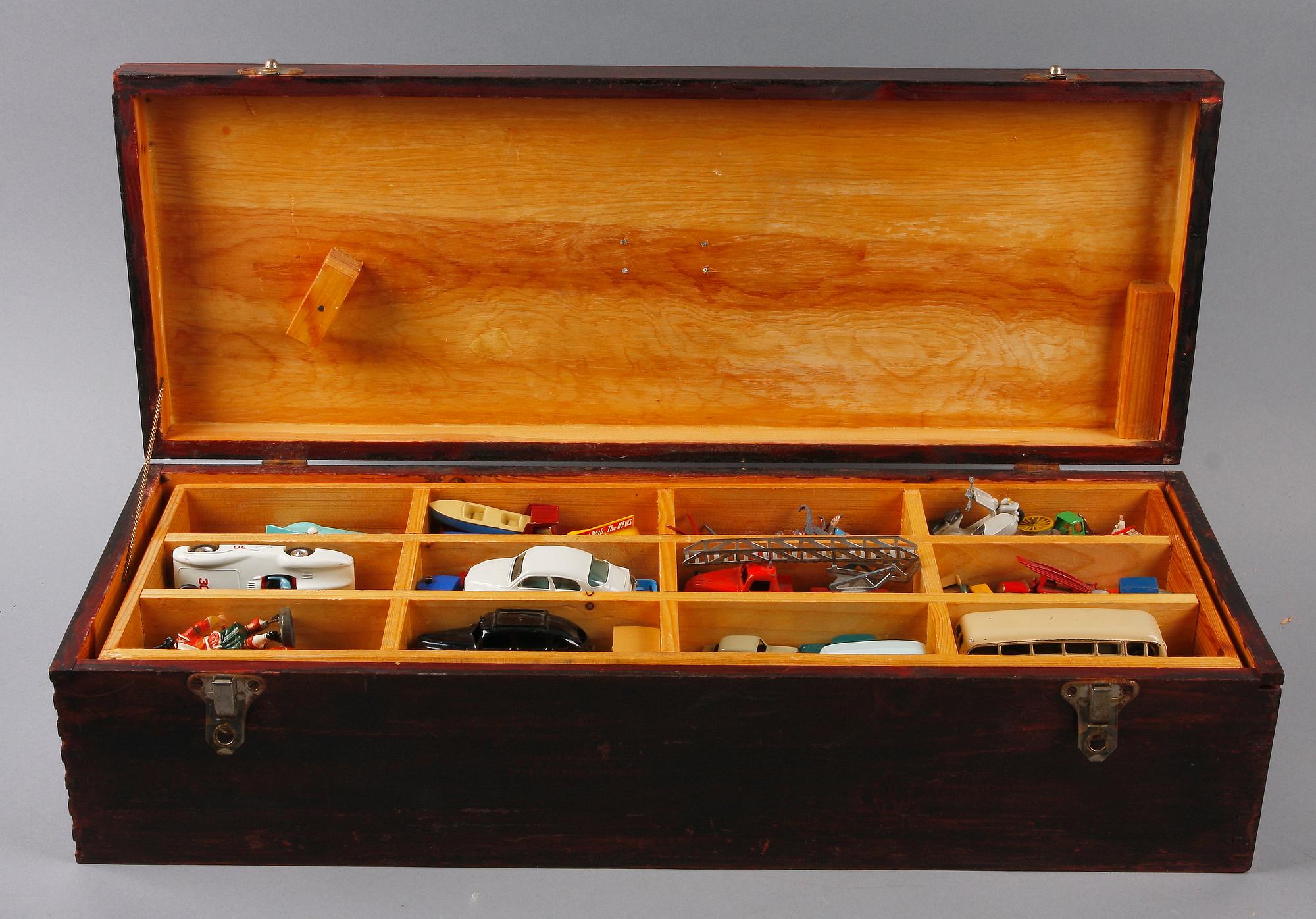 PARTI LEKSAKSBILAR och MINIATYRFIGURER, ca 48 st. 1900-tal.