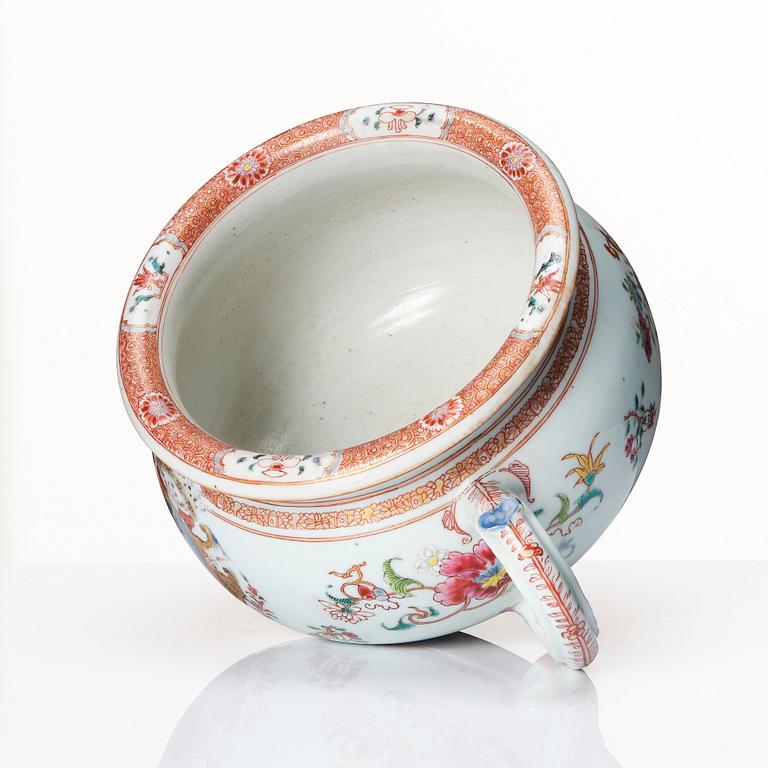 A Chinese Export chamber pot, Qing dynasty, Yongzheng, ca 1725.