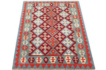 A kilim rug, c. 179 x 127 cm.