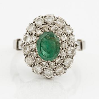 Ring, med smaragd och briljantslipade diamanter.