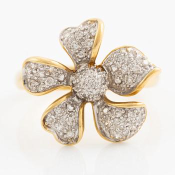Ring in the form of a flower, 18K gold with round brilliant-cut diamonds.