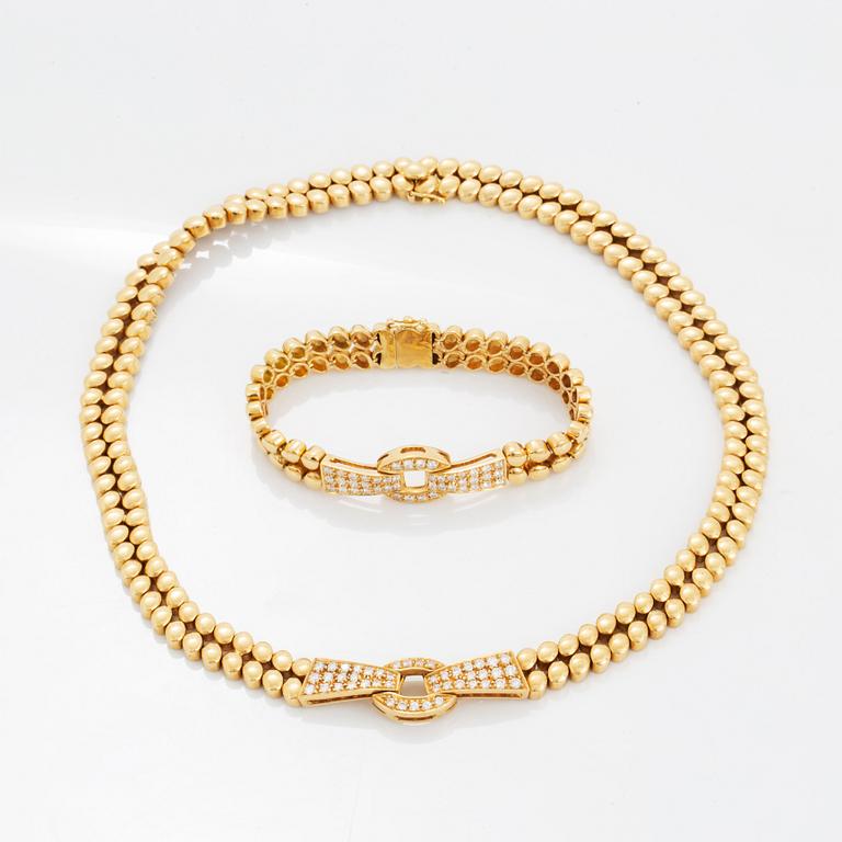 An 18K gold necklace and bracelet.