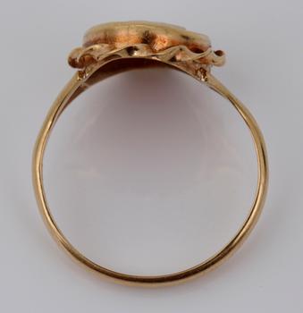 RING SAMT HÄNGE, 18 k guld samt camé. 1948 resp 1949. Totalvikt ca 6,7 g.