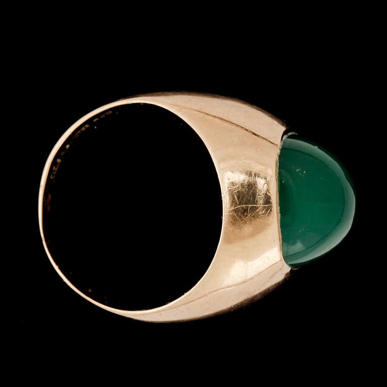 RING, 18k guld med grön sten. Stockholm,1954. Vikt ca 5,3g.