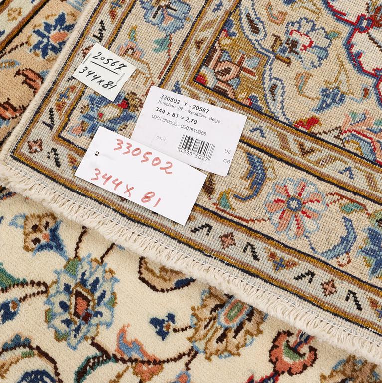 A Kashan runner carpet, c. 344 x 81 cm.