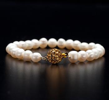 ARMBAND, odlade pärlor, låset metall. 1900-talets slut.