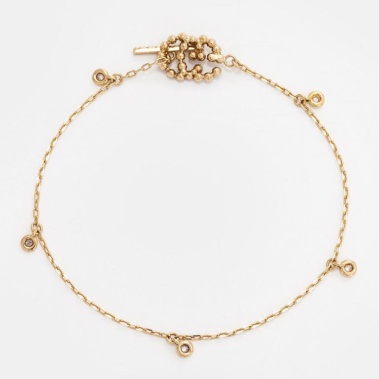 Gucci, an 18K gold 'Interlocking' bracelet with brilliant-cut diamonds.
