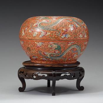 A large four clawed dragon box with cover, Qing dynasty with seal mark.