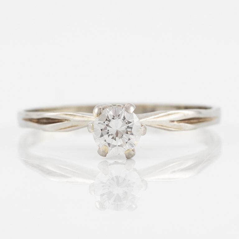 Ring 18K vitguld med briljantslipad diamant.