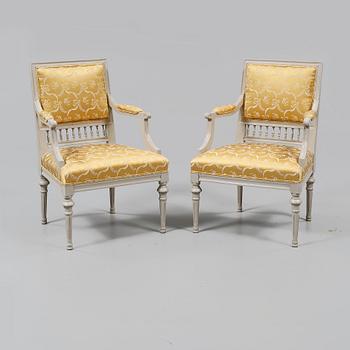 KARMSTOLAR, ett par gustaviansk stil, 1900-talets första hälft.