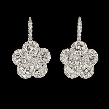 ÖRHÄNGEN, 1 par, 18 k vitguld, briljant- och baguettslipade diamanter tot ca 0.82 ct. Vikt ca 3,5 g.