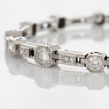 Armband med runda briljant- och åttkantslipade diamanter total vikt ca 4 ct.