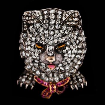 319. A rose cut diamond pussy cat brooch.