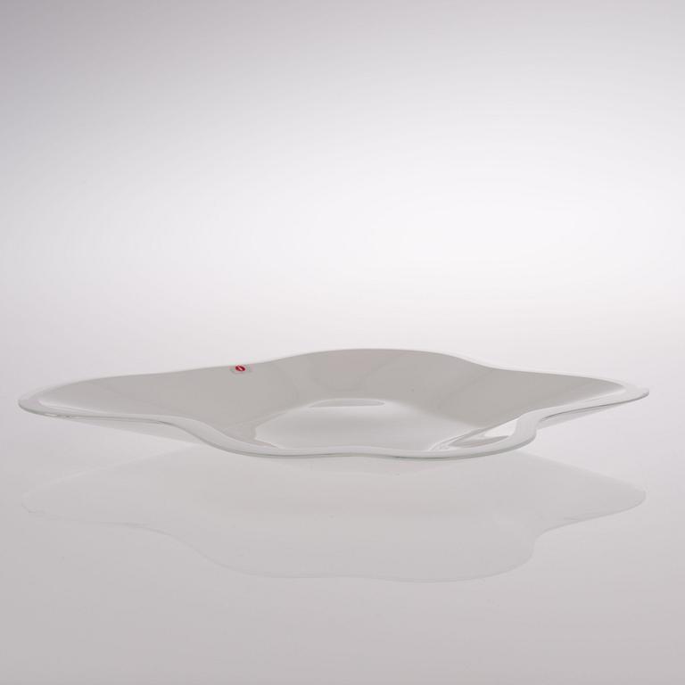ALVAR AALTO, GLASS SCULPTURE, 4 PIECES. The Aalto Flower. Signed Alvar Aalto, the lower dish numbered 19/1986. Iittala.
