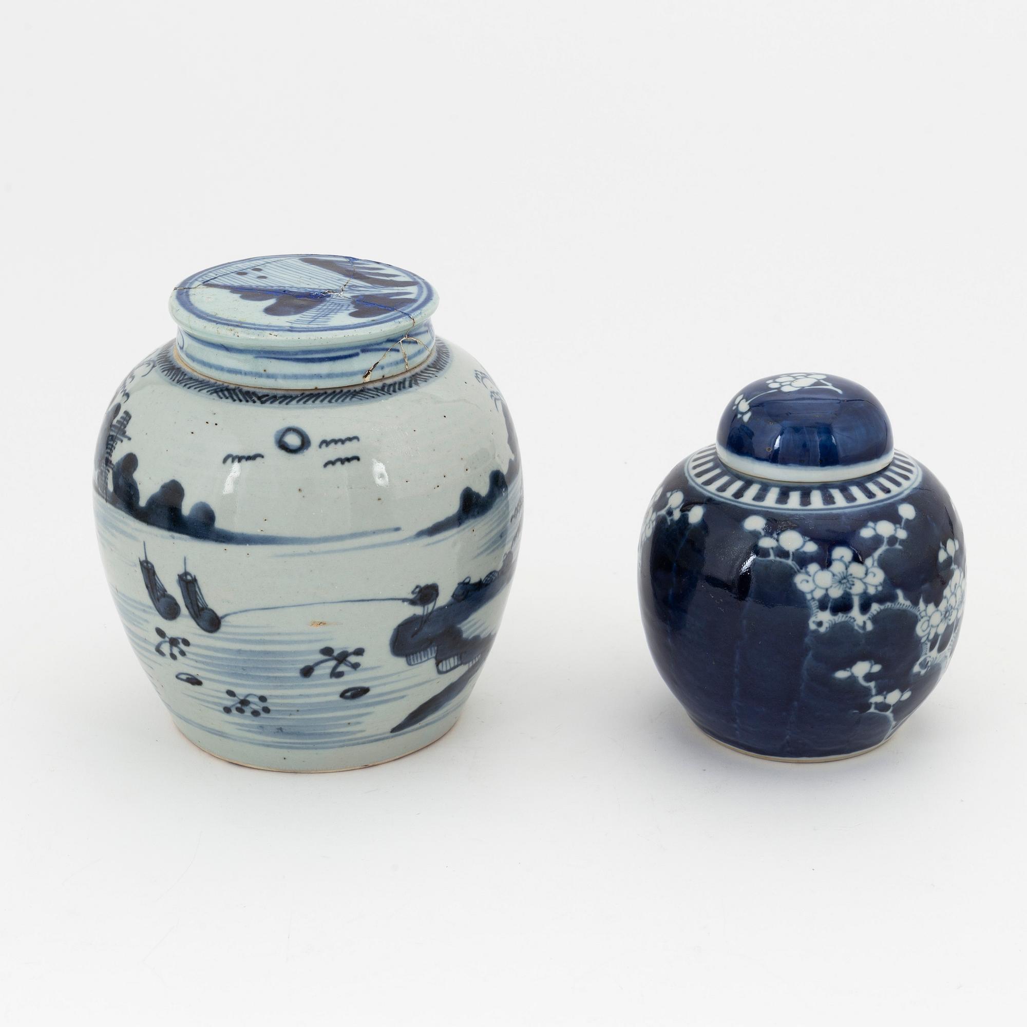 Two Chinese porcelain jars with cover, 19th/20th Century.